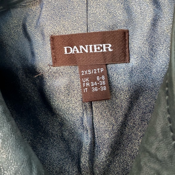 Black leather jacket, form fitting - Picture 2 of 6